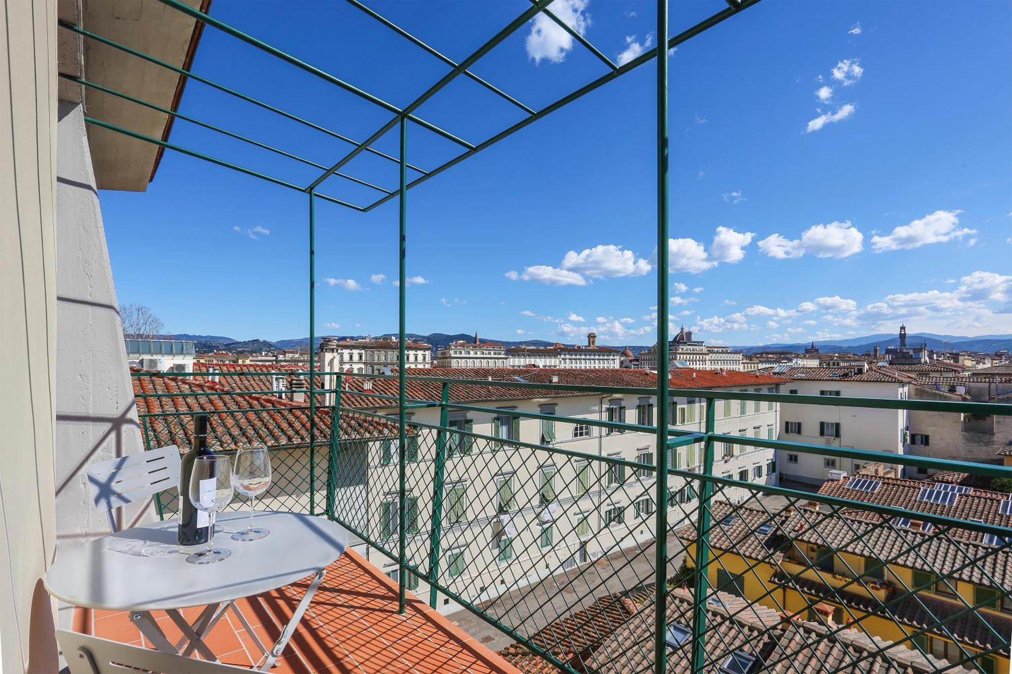 Penthouse With Big Terrace In Oltrarno Appartement